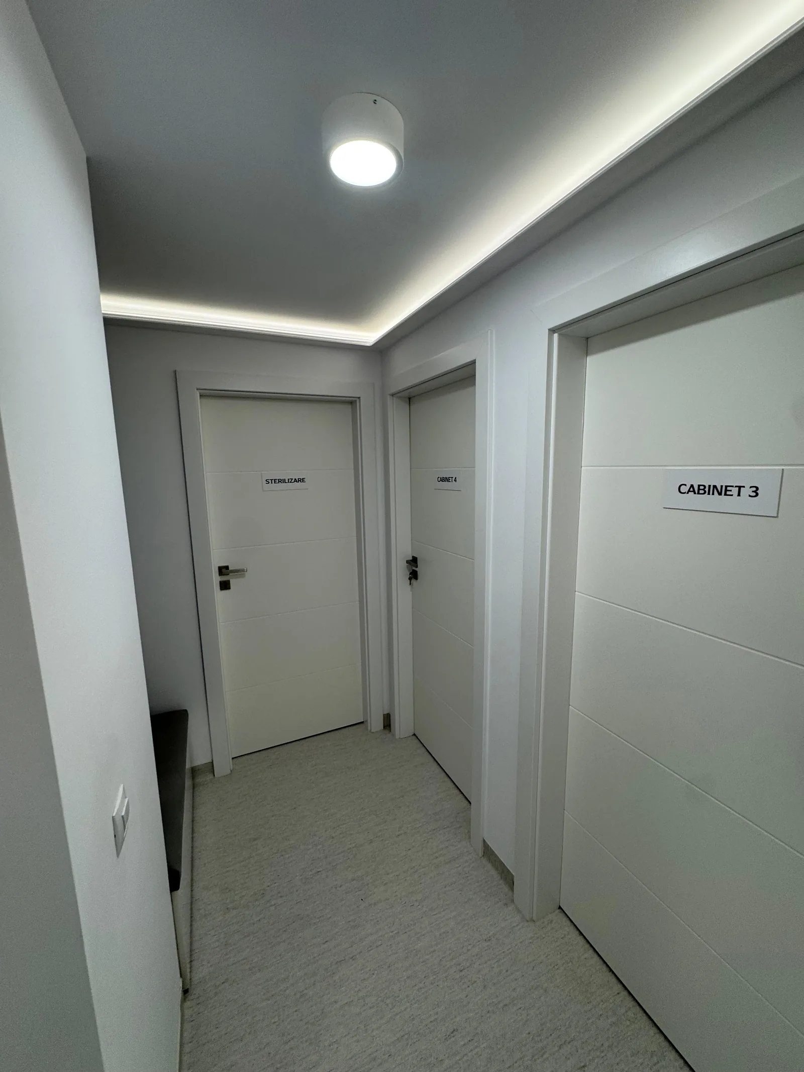 Holul cabinetului, cu ușile semnalizate ale cabinetelor și camerei de sterilizare