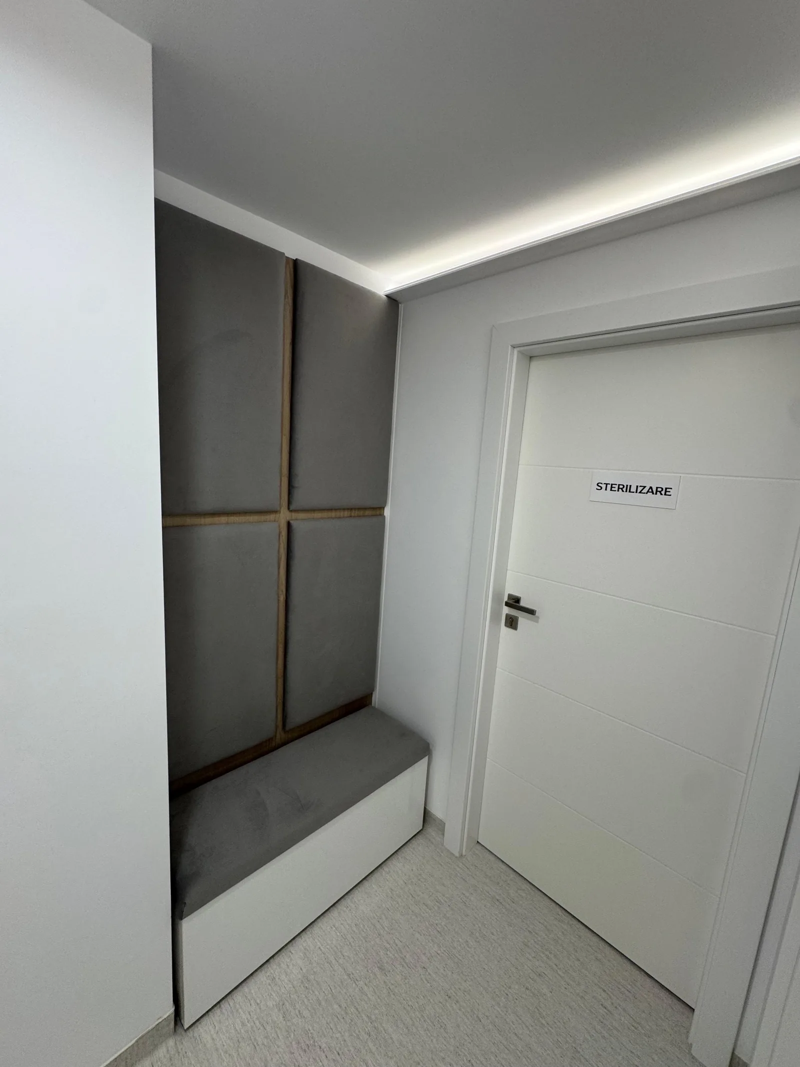 Ușa camerei de sterilizare, semnalizată